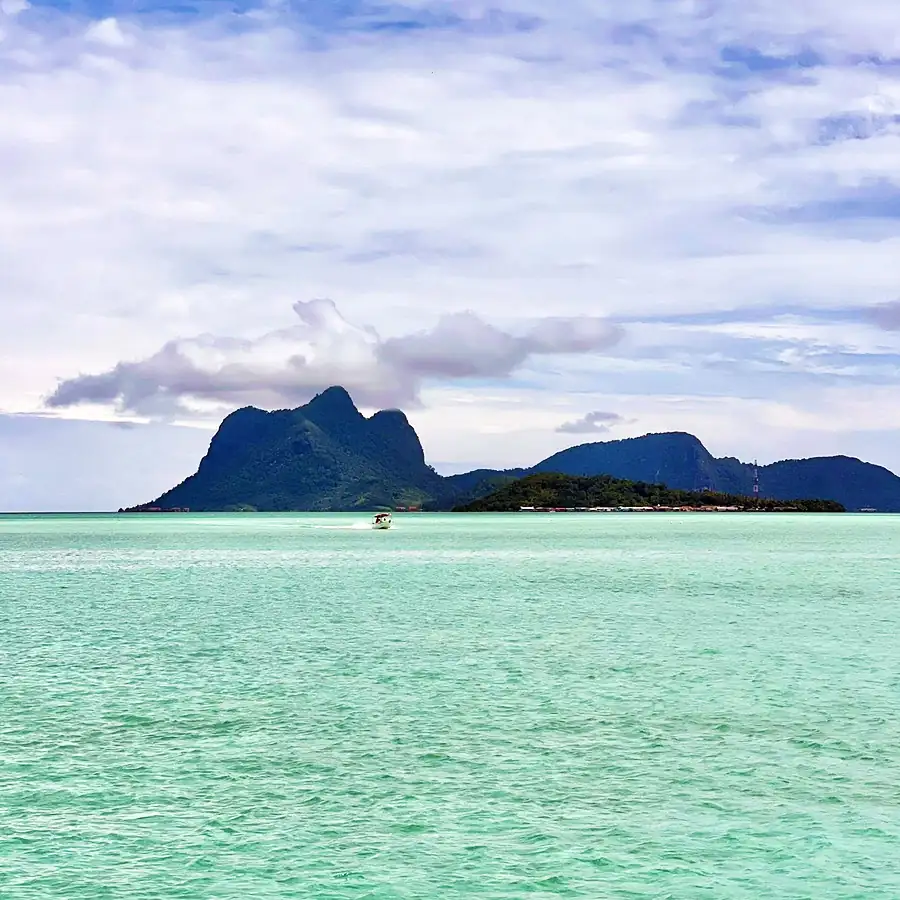 Guests enjoying an island hopping trip with the resort Seaweed Village