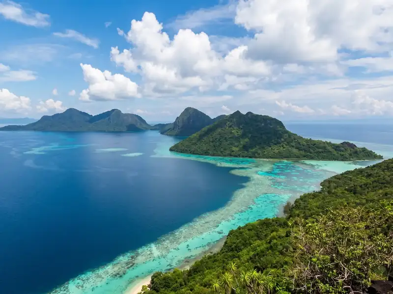 Island hopping around the Tun Sakaran Marine Park with Seaweed Village in the Semporna Islands area.